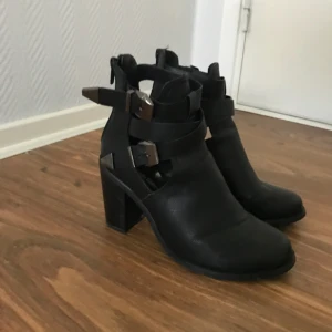  - Svarta skor med silvriga spännen, dragkedja bak. Stl 37! 7-8 cm klack! Priset inkl frakt