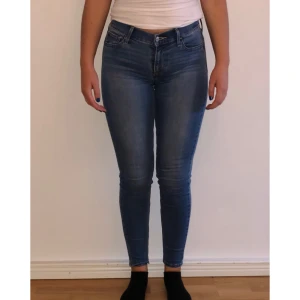  - Levis jeans. Använda ett fåtal gånger och är därför i mycket fint skick. Storlek 27. Eventuell frakt står köparen för. Hör av dig för fler bilder🌸