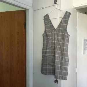  - Klänning från Weekday. Köpt för 1 månad sen ca, använd ett par gånger. Nypris 400 eller 450 minns ej. :) 