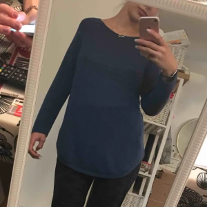  - Blå stickad tröja