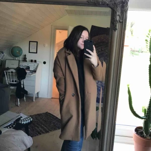  - Säljer min beiga kappa från Lager 157 i storlek L. Bara använd ett fåtal gånger så den är som ny. Säljer den då den är lite för stor för mig. Kan antingen mötas upp i Ulricehamn eller så står köparen för frakten🌸