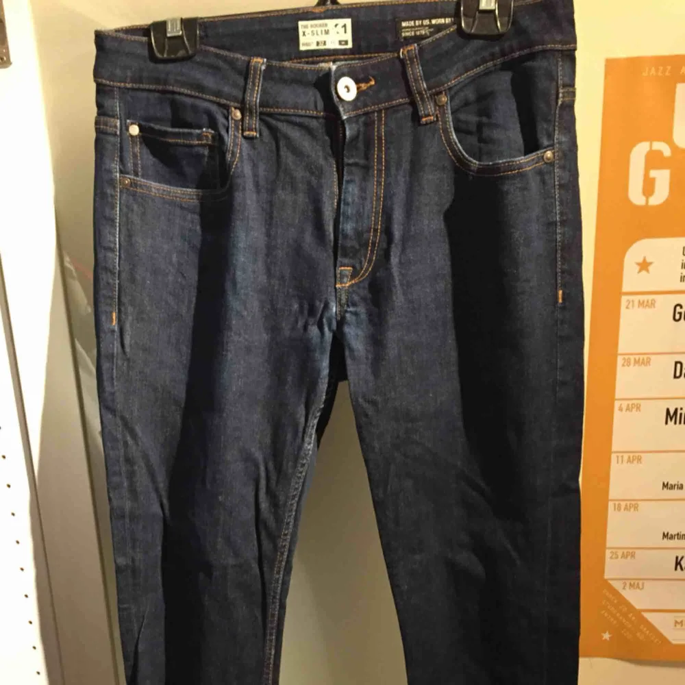 Slim jeans från Cubus. Tyvärr inte kommit till användning alls då de inte är min stil!! :/. Jeans & Byxor.