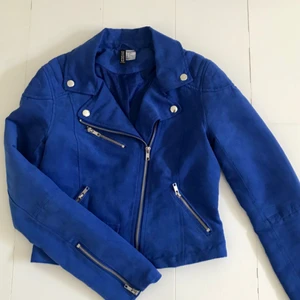  - Jacka i blå mockaimitation. Skickar via post, frakt inkluderat i priset 