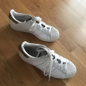 Adidas skor - Endast använda ett fåtal gånger 