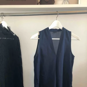  - Linne från Gina Tricot i mörkblått. Köparen står för ev frakt.