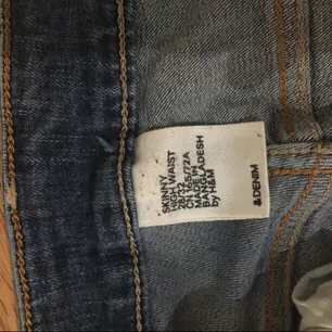 Ett par blåa högmidjade jeans med hål i från H&M i strl S.. Jeans & Byxor.