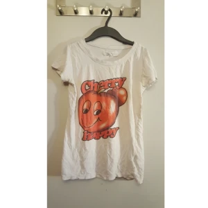  - T-shirt från bikbok med tryck  Frakt: 39kr 