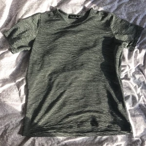  - Glittrig t-shirt/blus från kappahl