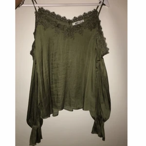  - Jättefin grön blus, använd 1 gång pga fel storlek. 