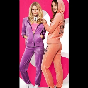  - Nypris 500, säljs för 50 kr/st. Koftan är i nyskick, dock är byxorna lite slitna men fortfarande i bra skick. Saknas lite strass (se bild 3). Storlek M, passar de som har storlek S-M. Vid snabbt köp & upphämtning kan jag tänka mig 50 kr för både koftan & byxorna. 🙌