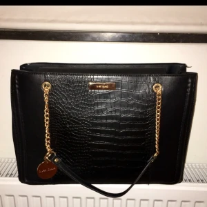  - Svart axelväska, passar perfekt till skolan, rymmer (i flesta fall) laptop, böcker osv. Nästan aldrig använd. Bra skick. 