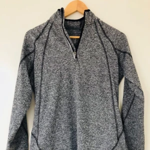  - Träningströja i S storlek men passar även M. Använt bara 2-3 gånger. Kan mötas upp i Södertälje eller posta om du står för frakten. Kolla gärna mina andra annonser. :)