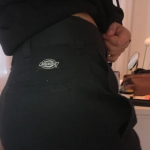  - Dickies 874 svarta, storlek 30x30 men passar på W28-30 skulle jag säga. Helt i nyskick. Köptes på plick men var tyvärr alldeles för stora för mig som har w26-27 i vanliga fall ):