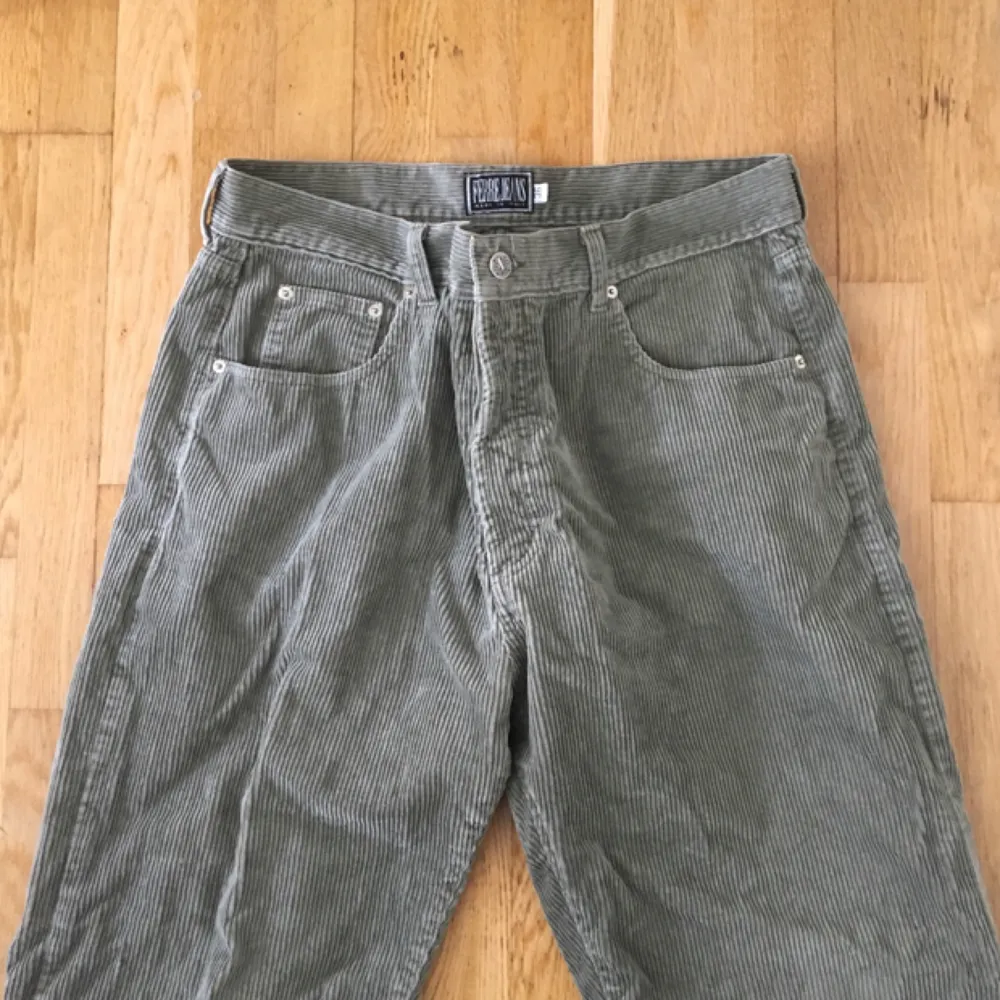 Gröna manchester-byxor, köpta second hand. Strl W36, så skulle säga att de passar L/XL. Jeans & Byxor.