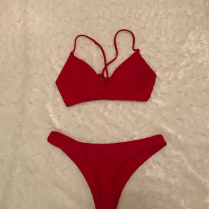  - Röd bikini i strl s. 100kr + frakt. 