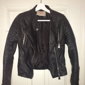 Skinnjacka - Skinnjacka från Chiquelle🌸 Knappt använd pga för liten storlek, passar xs/ liten s. I mycket bra skick, 