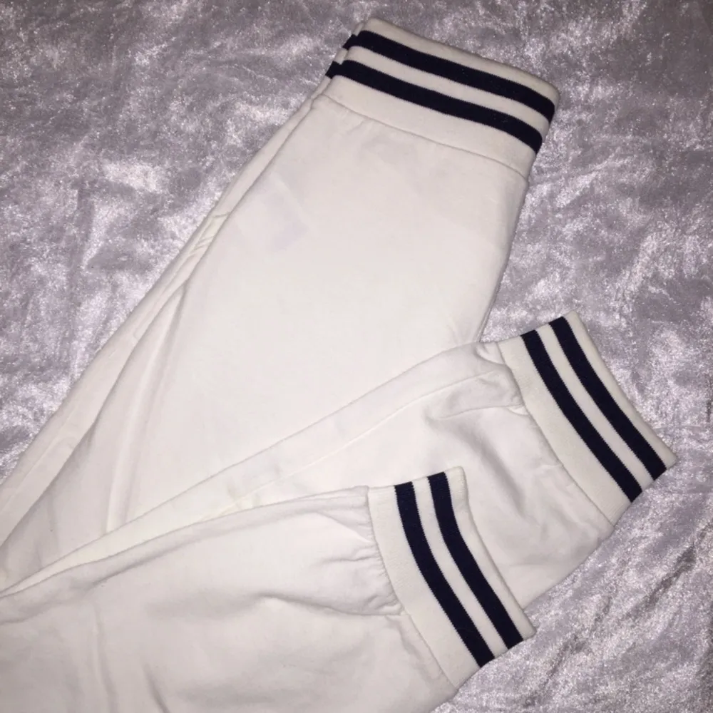 Eleganta vita mjukisbyxor från Datch i nyskick!  Storlek: M (9/10) motsvarar XXS o XS! Två fickor på vardera sida framtill, inga i bak.  🌸Köparen står för fraktkostnad🌸. Jeans & Byxor.