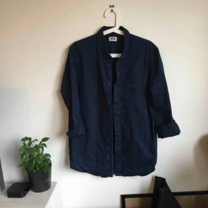  - Blå randig skjorta från Weekday. Passar som oversized skjorta också till strl small. 