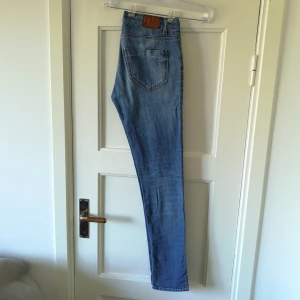  - Snygga tighta jeans. Medelhög midja. 