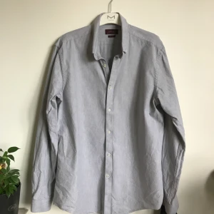  - Ljusblå/grå shorta från Zara Man, använd två gånger. Frakt tillkommer. 