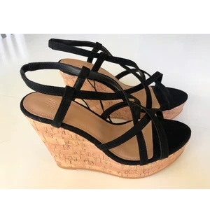  - Jättefina klackar från H&M i storlek 37. Aldrig använda, prislapp kvar. Köpta för 299kr. 