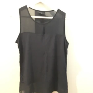  - Elegant sommar linne. Finns i mörkblå och rosa. Köpt för 250kr