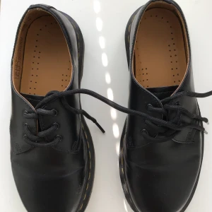  - Låga dr Martens bara använda i 3 månader. Fint skick storlek 38 och sköna  Möts upp i Sthlm, köparen står för frakt  Kan skicka fler Bilder eller video 😊
