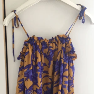 Hm blus  - Blus från h&m conscious. Jag fraktar men köparen står för det.   Man kan även ha blusen som en off shoulder topp! Mycket finare i verkligheten men jag tar inte så fina bilder. Kan skicka bättre om du är intresserad 💗