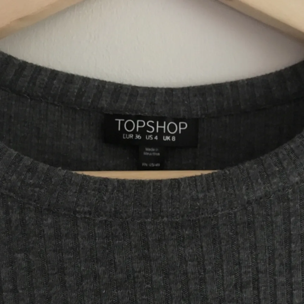 Grå ribbad croptop från Topshop. Toppar.