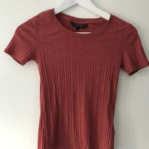  - Snygg top från Top Shop Petite, men är som en vanlig top i XS. 60% Polyester, 28% Bomull, 12% Viskos. 3 för 2 på alla annonser.