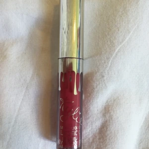 - Kylie Cosmetics Liquid Matte Lipstick i färgen Kristen!! Läppstiftet är ej äkta, men är i extremt bra kvalité och fungerar utmärkt! Endast testat 1 gång!🌞🌞🤗  Jag fraktar gärna!!