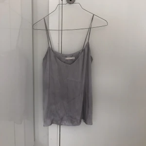  - Säljer en superfin topp från Wera, är i polyester men har siden känslan i tyget. Hel och fin!