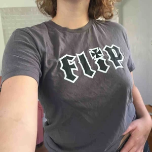  - Grå tisha från streetmärket FLIP