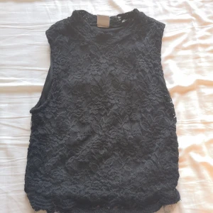  - Svart spetstop med en liten polokrage. Lite lösa trådar (se sista bild). Inbyggt svart linne. Köpare står för frakt men kan mötas upp i sentrala Uppsala. 