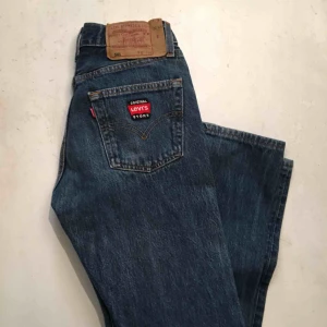  - Skit snygga levi’s jeans i strl 27/32 !! Säljer då dem e för små för mig. Säljer för 120 kr plus frakt.