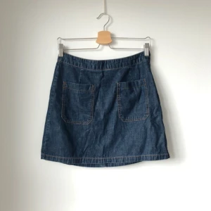  - Tunn jeanskjol med fickor framtill från Stradivarius. Strl 40 men mer som en 38. Något mjukare blå än på bilderna. 