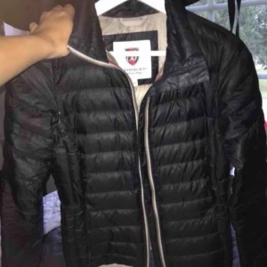  - Fin jacka från Berkeley, kommit till väl användning men är i fint skick! Nypris: 2000kr, köparn står för frakten ifall vi inte kan mötas upp i Örebro!