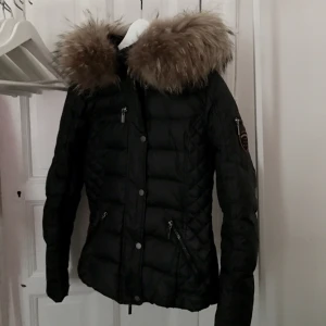  - Säljer min jacka från rock and blue, använd endast en vinter! Säljs pga blivit för liten. Pris kan diskuteras  inköpspris 3500kr 
