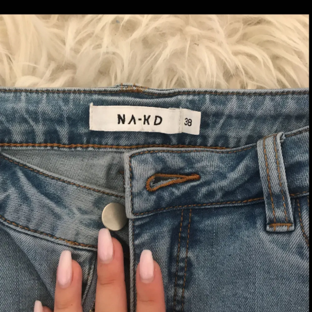 Byxor från NA-KD, köpte dem från Plick men passade inte mig i storleken tyvärr, as snygga högmidjade med fina detaljer vid anklarna! PS bilder från förra säljaren men ser ut som på bilden😊. Jeans & Byxor.