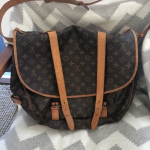  - Inköpt förra året från Delicate Vintage (4800 kr) så den är givetvis äkta.  Har tyvärr aldrig fått användning för den så därför säljer jag den vidare. 