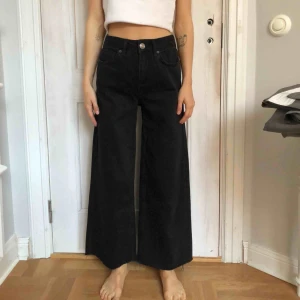  - Jättefina vintage jeans från Urban Outfitters! Modellen är cropped (jag som är kort).