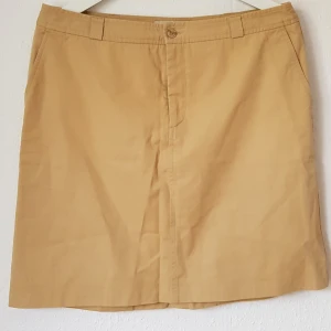  - Kjol i retrostil från Filippa K. Använd två gånger. Liten i storlek, snarare en M än en XL.