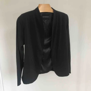  - Oanvänd svart kavaj i följsamt material! 