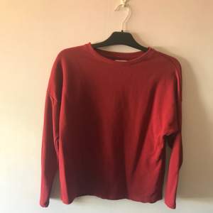Klassisk röd, lagomt tjock tröja från Pull And Bear, perfekt i både färg och form för hösten! Knappt använd, så väldigt gott skick. Pris kan diskuteras, tar Swish!
