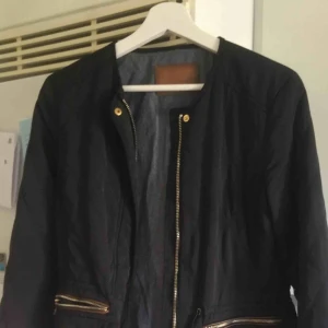  - Jacka från zara . Står storlek l men är verkligen mer åt s/m håller! Jag själv har den storleken !  Frakt står man själv för ! Blir ungefär 80 kr .. 