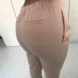  - Ljusrosa kostymbyxor i skönt material