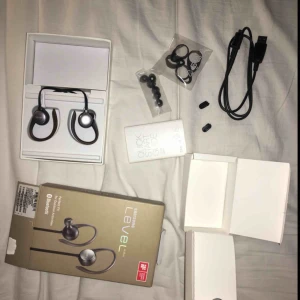  - Trådlösa hörlurar med väldigt bra ljud och som är vattentäta. Fungerar perfekt när man ska träna. Har fått mycket bra recensioner osv, tyvärr passar dem inte mina öron :( därför säljer jag dem. Alla delar finns med. Nypris 995 kr och kvitto skickas med