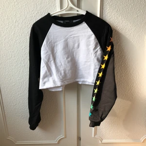  - Snygg sweatshirt som är en magtröja. Coola stjärnor i olika färger längs båda ärmarna. Aldrig använd.