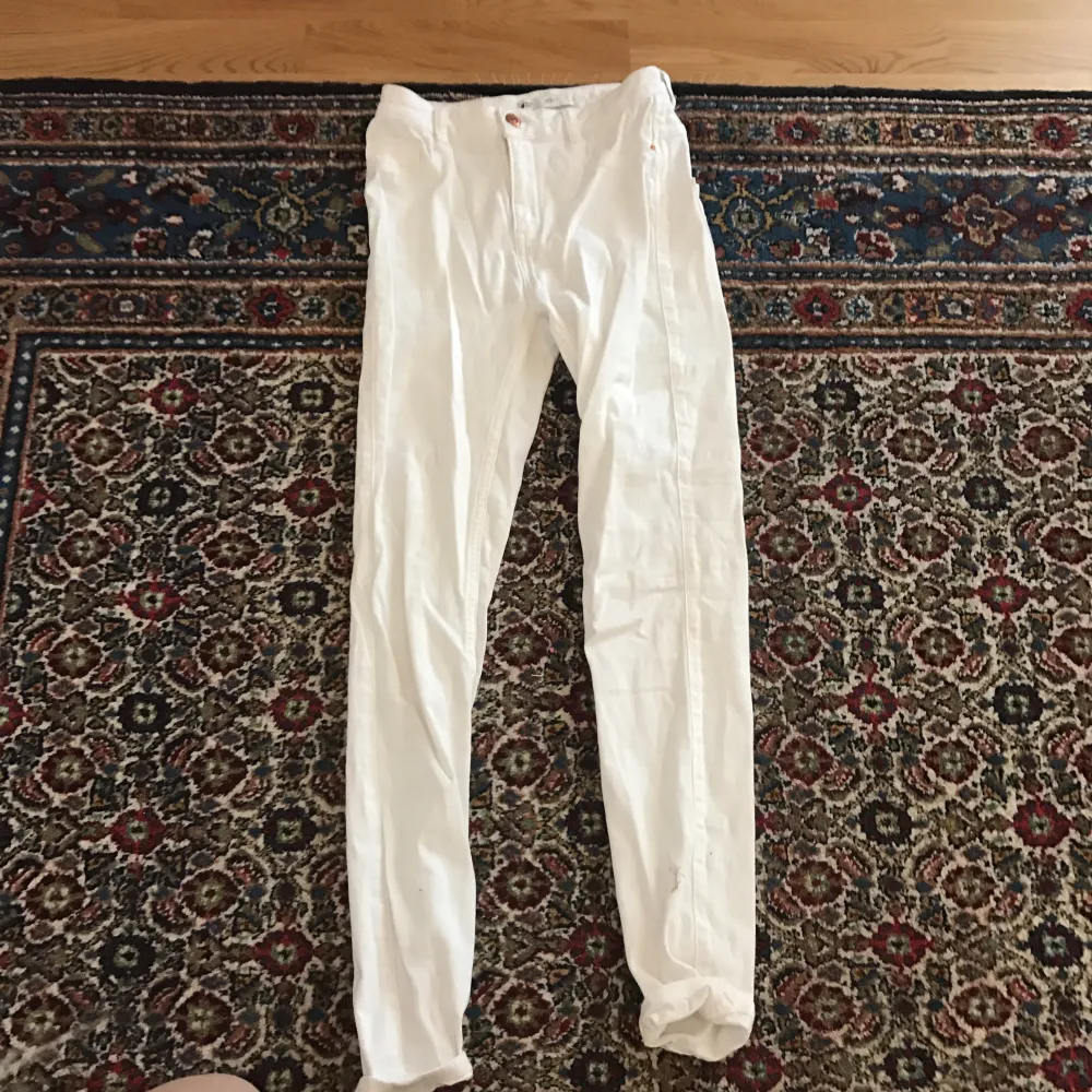 Vita högmidjade byxor från Gina tricot! Endast testade❤️ frakt tillkommer. Jeans & Byxor.