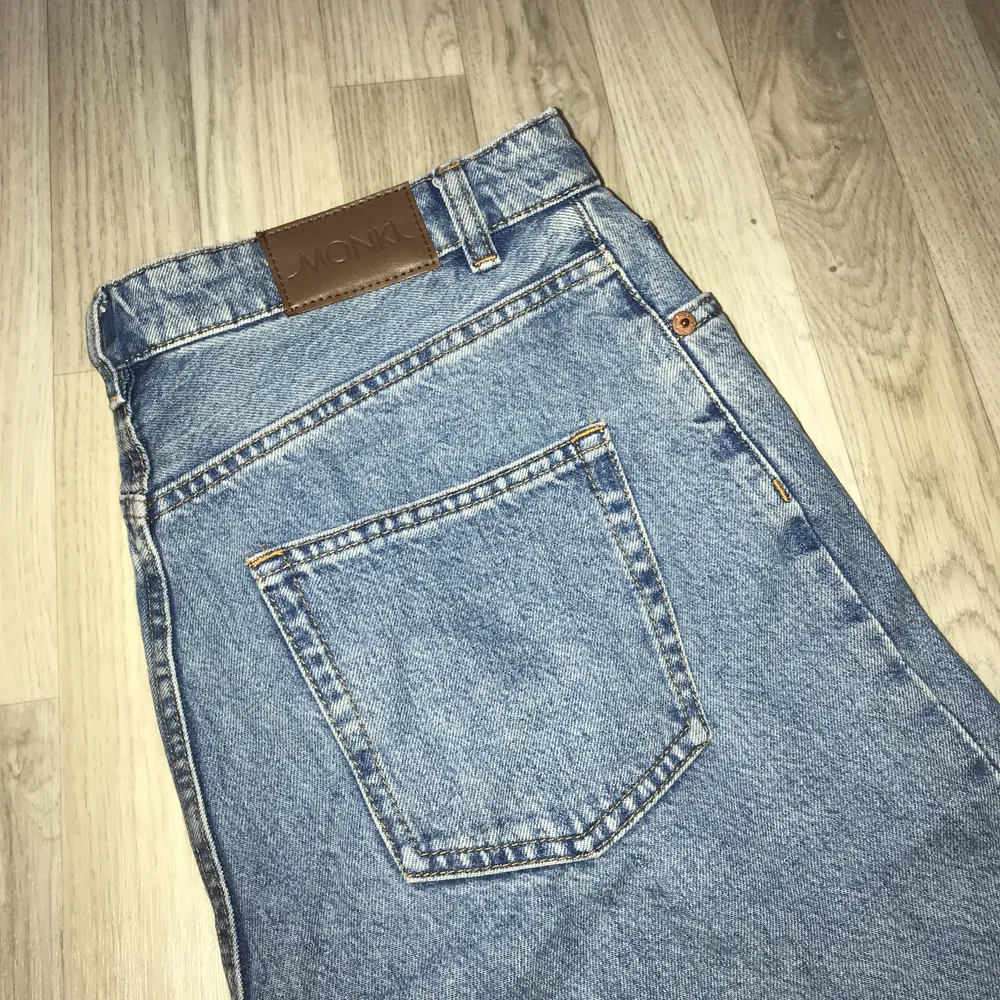 Jeans i modellen kimomo från Monki, säljs pga för små så för bilder hur de ser ut på så är det bara att kolla monkis hemsida. Eventuell frakt står köparen för! . Jeans & Byxor.